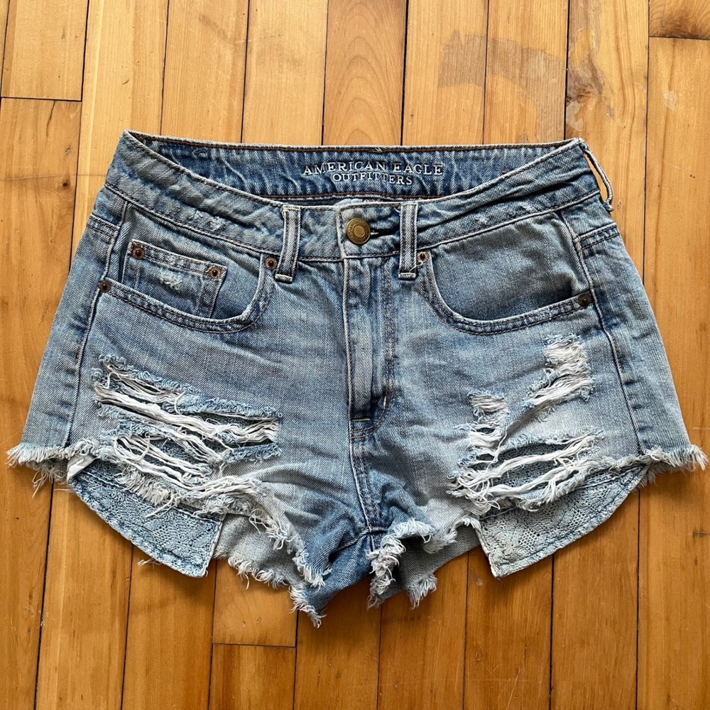 American Eagle Distressed Lace Inset Denim Shorts Light Wash Frayed Hem Size 4